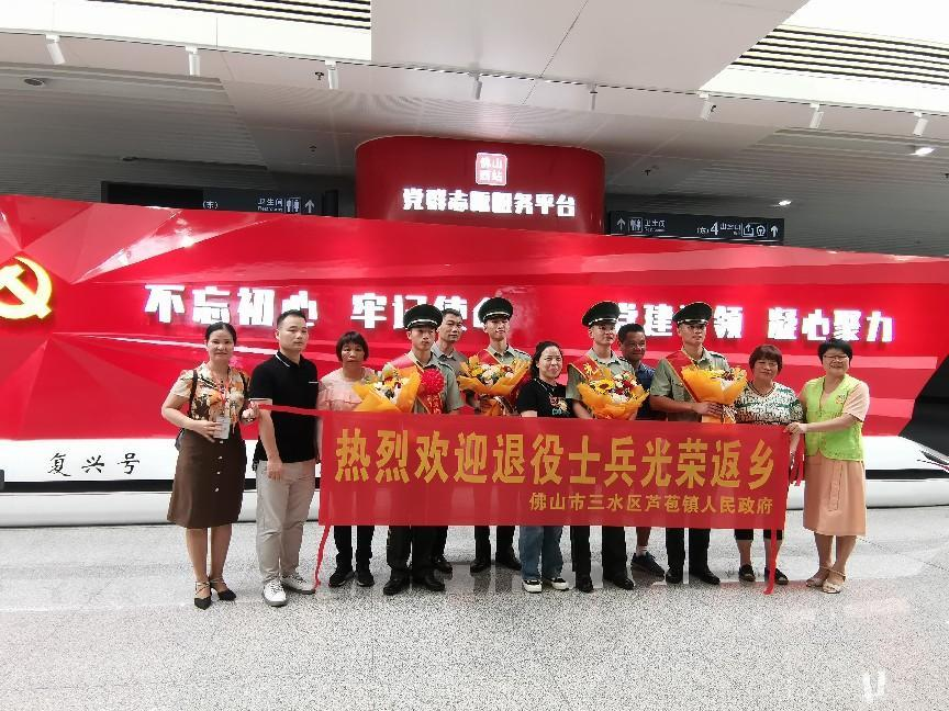 手捧鲜花，退役士兵感受到了家乡的浓浓温情。通讯员供图.png