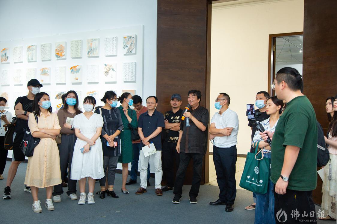 倪宽(持话筒者)为参加开幕式的嘉宾导览本次展览6_proc.jpg