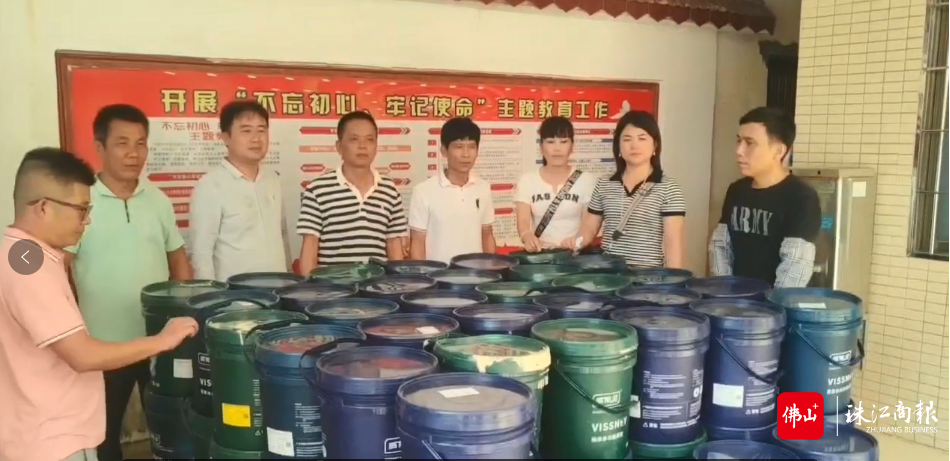 在军营小学广场举行简短的捐赠仪式.png