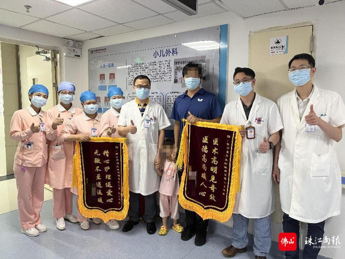 患儿出院后,家属特意返院送上锦旗致谢。医院供图。.png