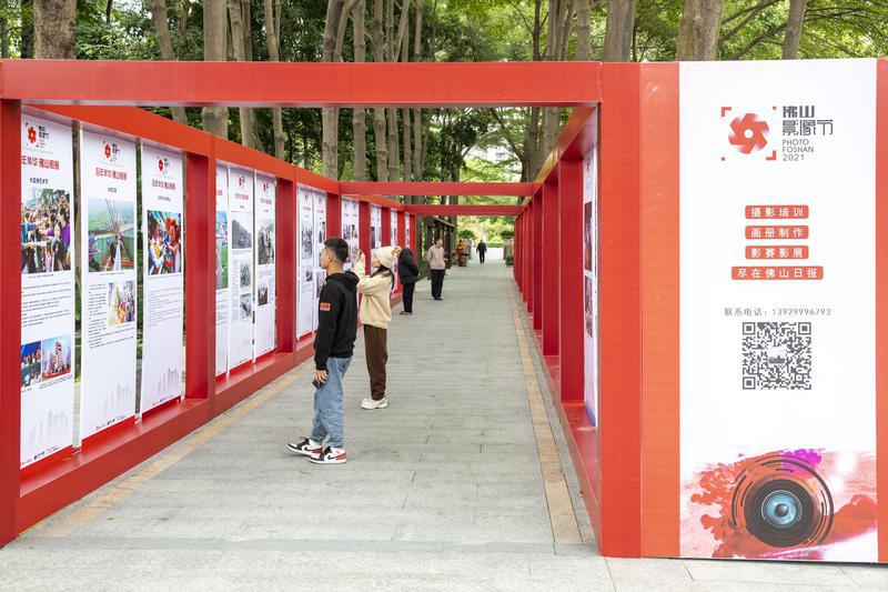 “2021佛山文艺精品扶持项目”——2021佛山影像节正在亚艺公园展出。本年度影像节设置“你好佛山!你好生活!”“抗疫2021”“记忆中的佛山”三个主题。除此之外,影像节还特设“TIC时代全球创客小镇特约‘千灯湖中轴城市变迁’”分展主题。本次影展同时展示了“百年风华 佛山相册”15集视频及展板,视频图文并茂记录展示了党的百年辉煌历程。佛山日报记者符诗贺摄