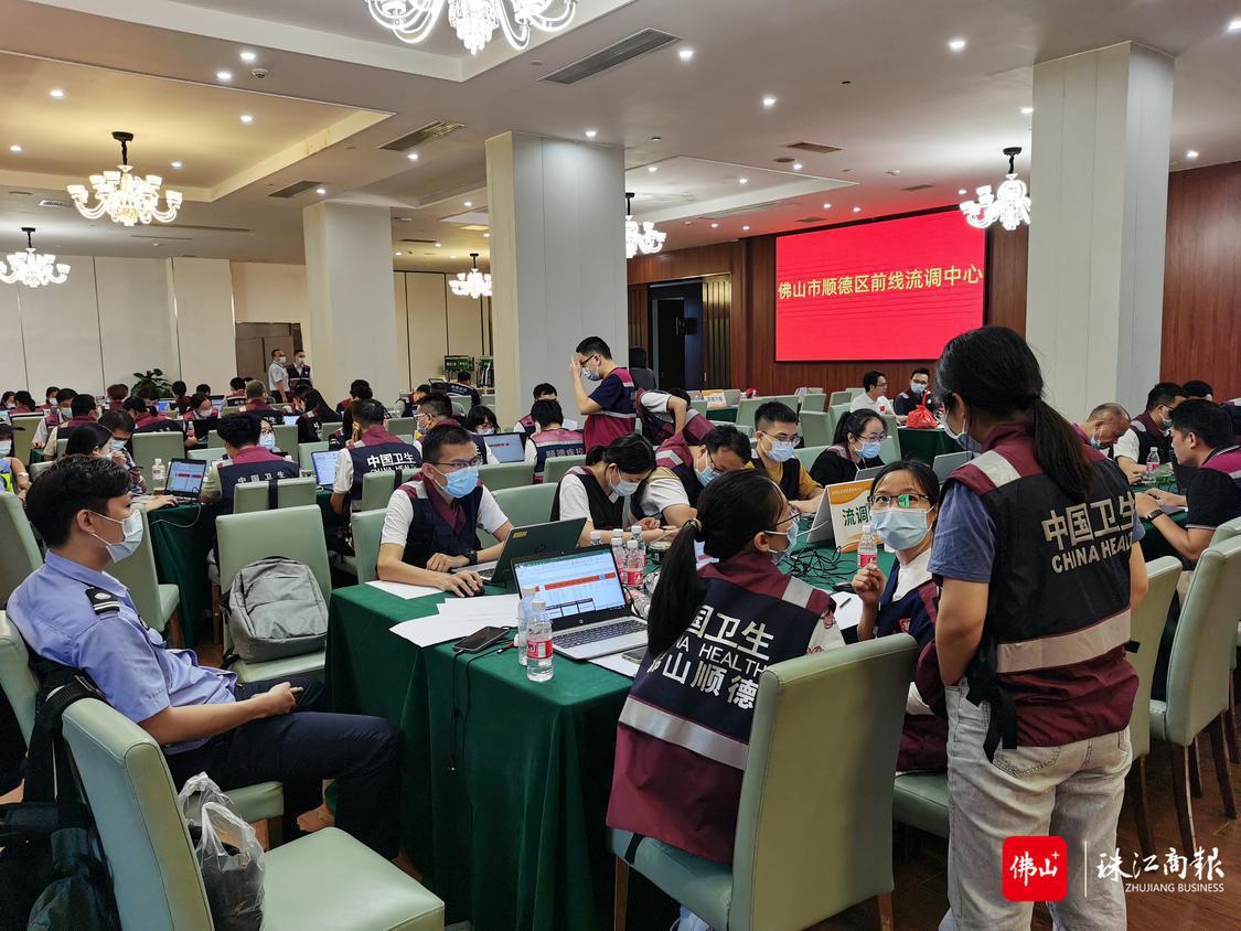凌晨时分,龙江前线流调中心里依然灯火通明。.jpg