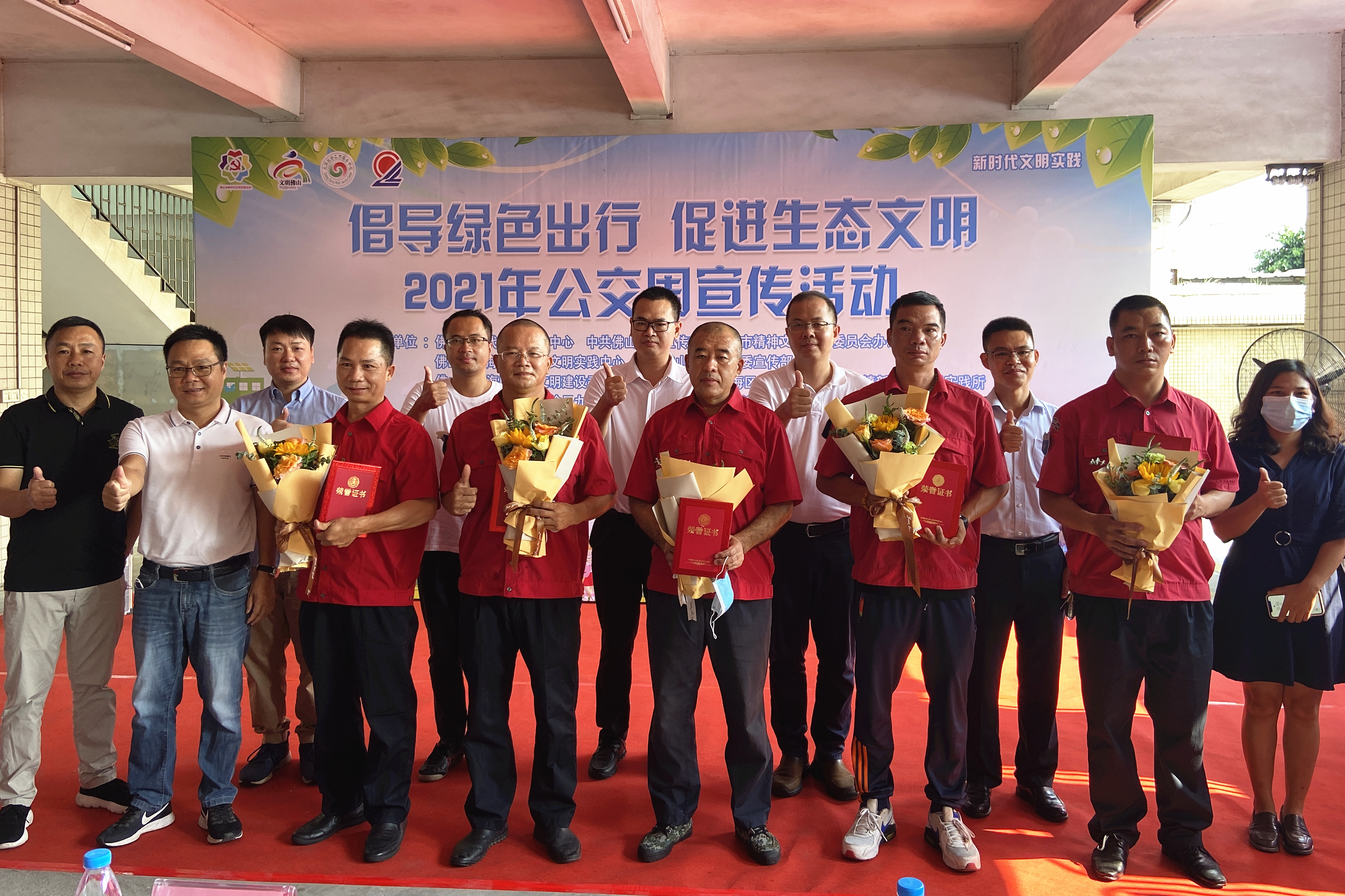 6名公交车车长被评为“道德模范驾驶员”。