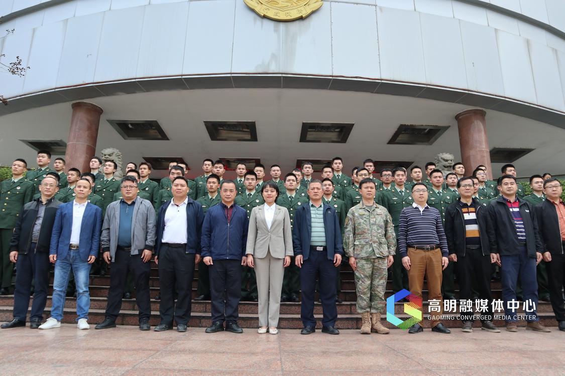 高明区副区长陈妍妍、区退役军人事务局党组书记陆锦辉等领导和退役军人合影留念.jpg