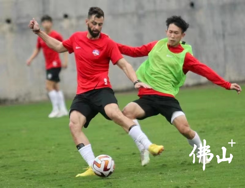 李永佳在赛前训练(右一)。三宣供图.jpg