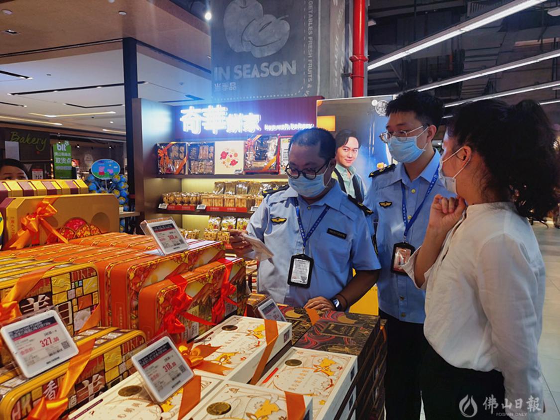 执法人员检查月饼销售价格.png