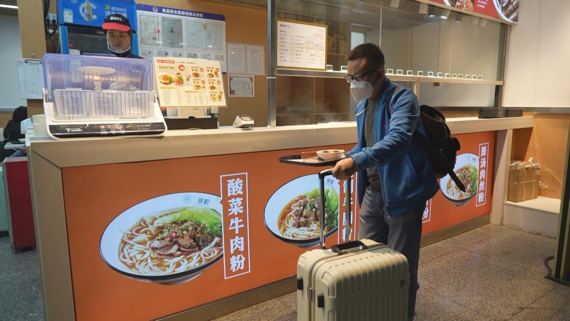 (630自采)春运特写:奔向团圆的“通宵高铁” 从“想见”到“相见”20250121_112625.jpg