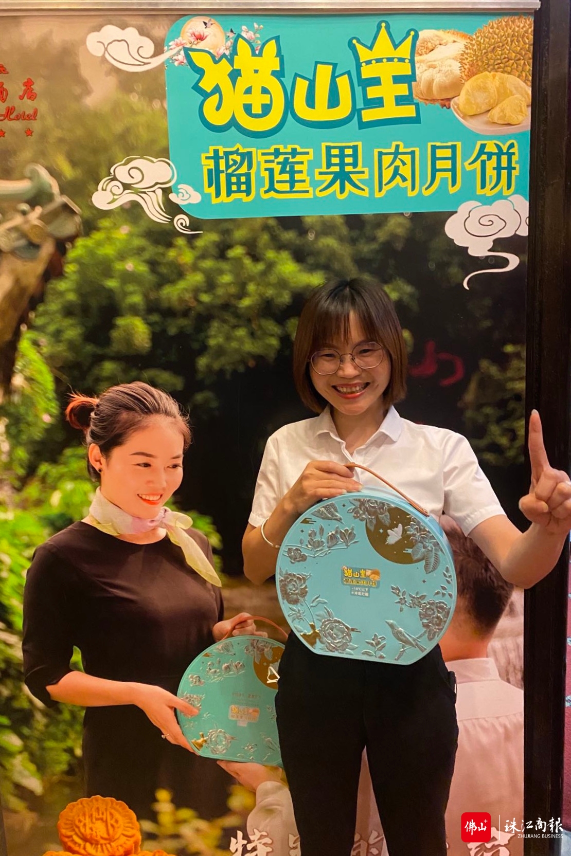 刚从生产线新鲜出炉的首批千盒猫山王榴莲果肉月饼被抢购一空.JPG
