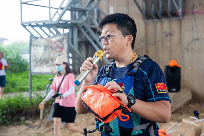 2021年7月22日,青少年“防溺水”志愿服务队成立后正式上岗,佛山市蓝天救援志愿协会的救援教官向志愿者讲解救生抛绳包使用要领。/佛山日报记者符诗贺 实习生黄余雄摄