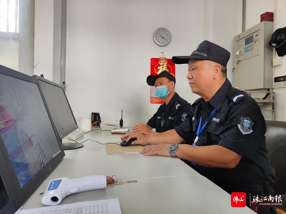 吴雄兴正在工作中.jpg