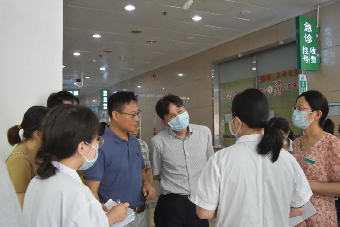 会后,南方医科大学南方医院教授潘速跃、佛山市第一人民医院教授谭泽锋来到医院急诊、CT室、导管室、神经内科、神经外科等相关科室走访调研。医院供图.png