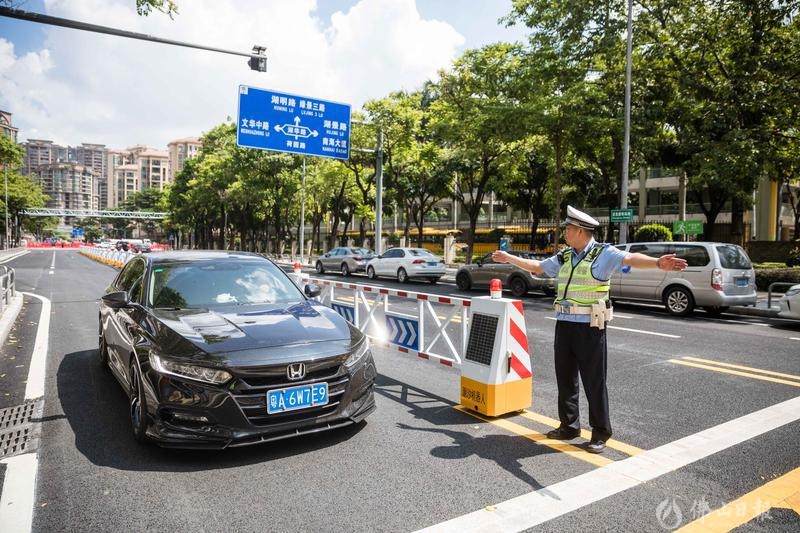 佛山市实验学校西门荷园路,该路段将设置潮汐车道,届时将增设警力,确保交通巡行顺畅。/佛山日报记者王伟楠摄