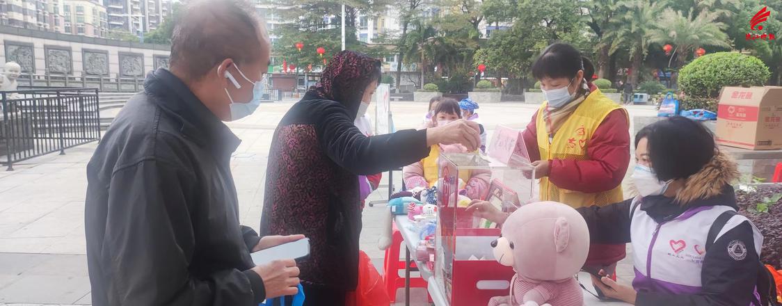 街坊“购买”义卖物品并把钱投入到捐款箱.jpg