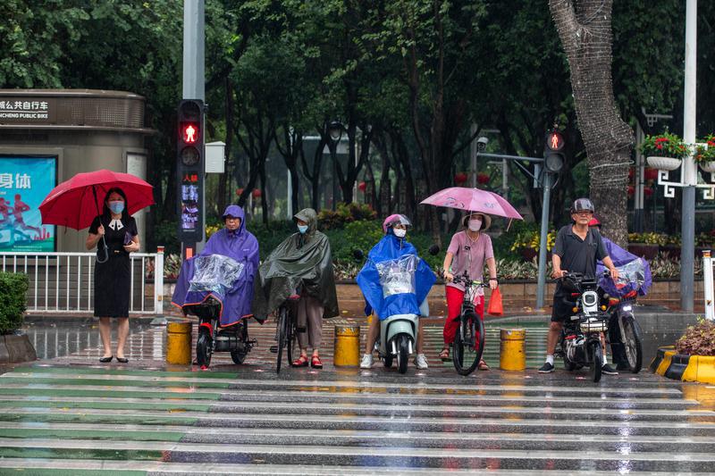 同济东路大雨骤下,市民纷纷穿雨衣骑车出行。佛山日报记者符诗贺摄2