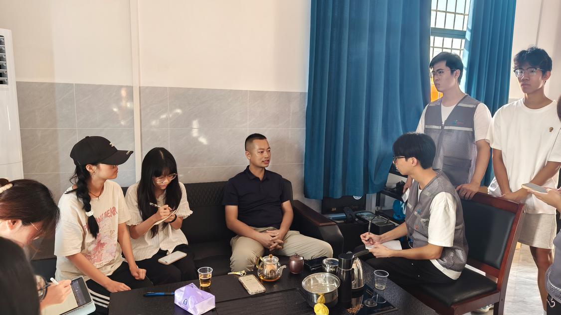 华南农业大学“三宝大闹水井”突击队与村干部会谈.jpg