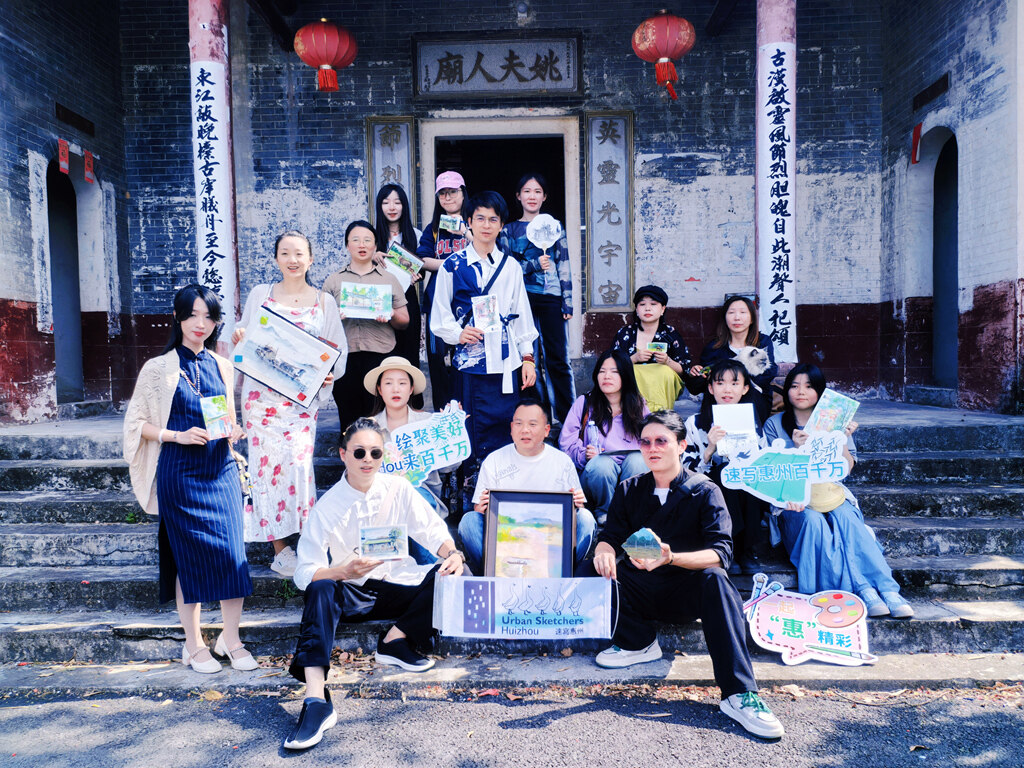 “速写惠州”成员在博罗车村村合影。 “速写惠州”成员在博罗车村村合影。