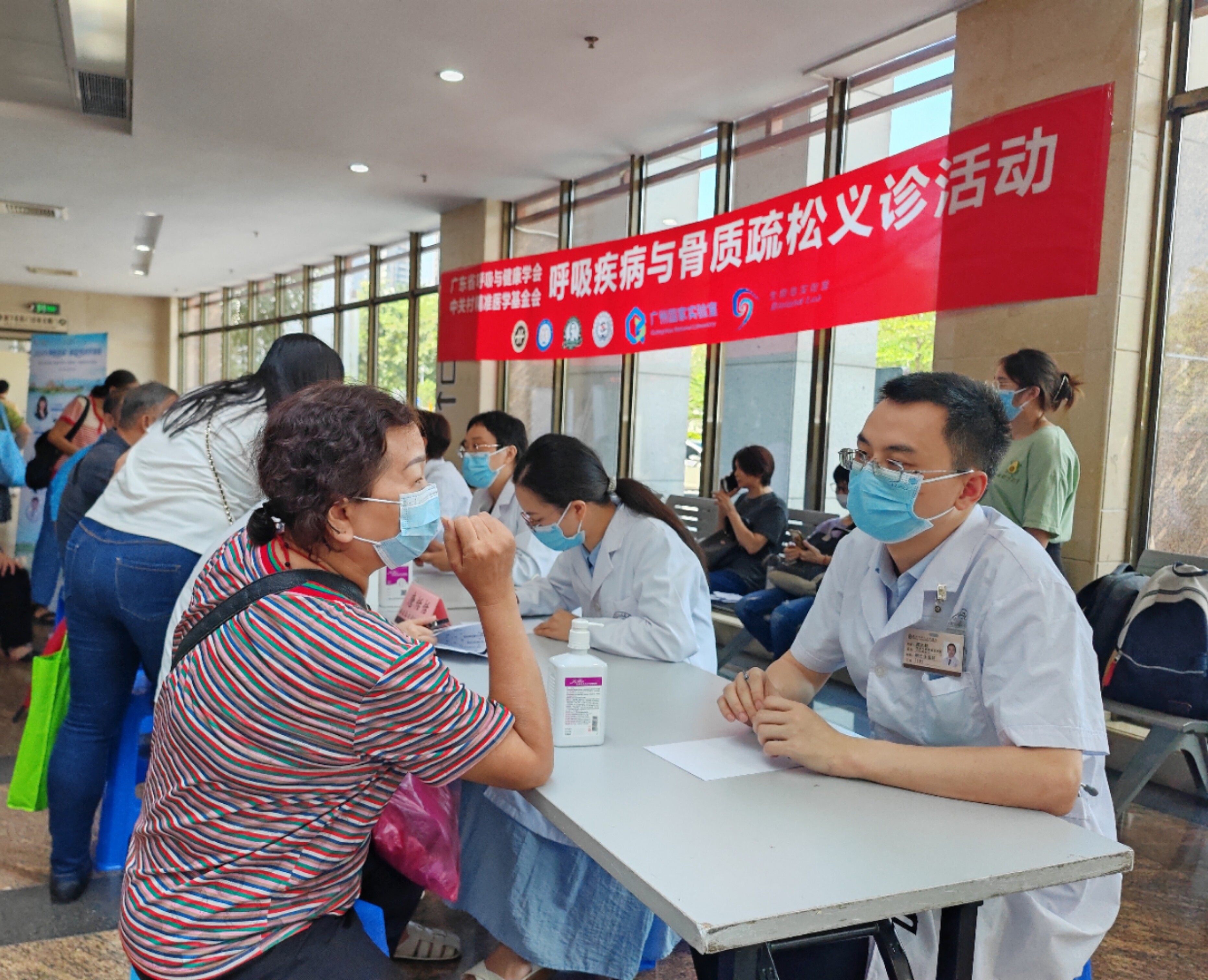 呼吸疾病与骨质疏松义诊活动现场,省市专家联合义诊。 呼吸疾病与骨质疏松义诊活动现场,省市专家联合义诊。