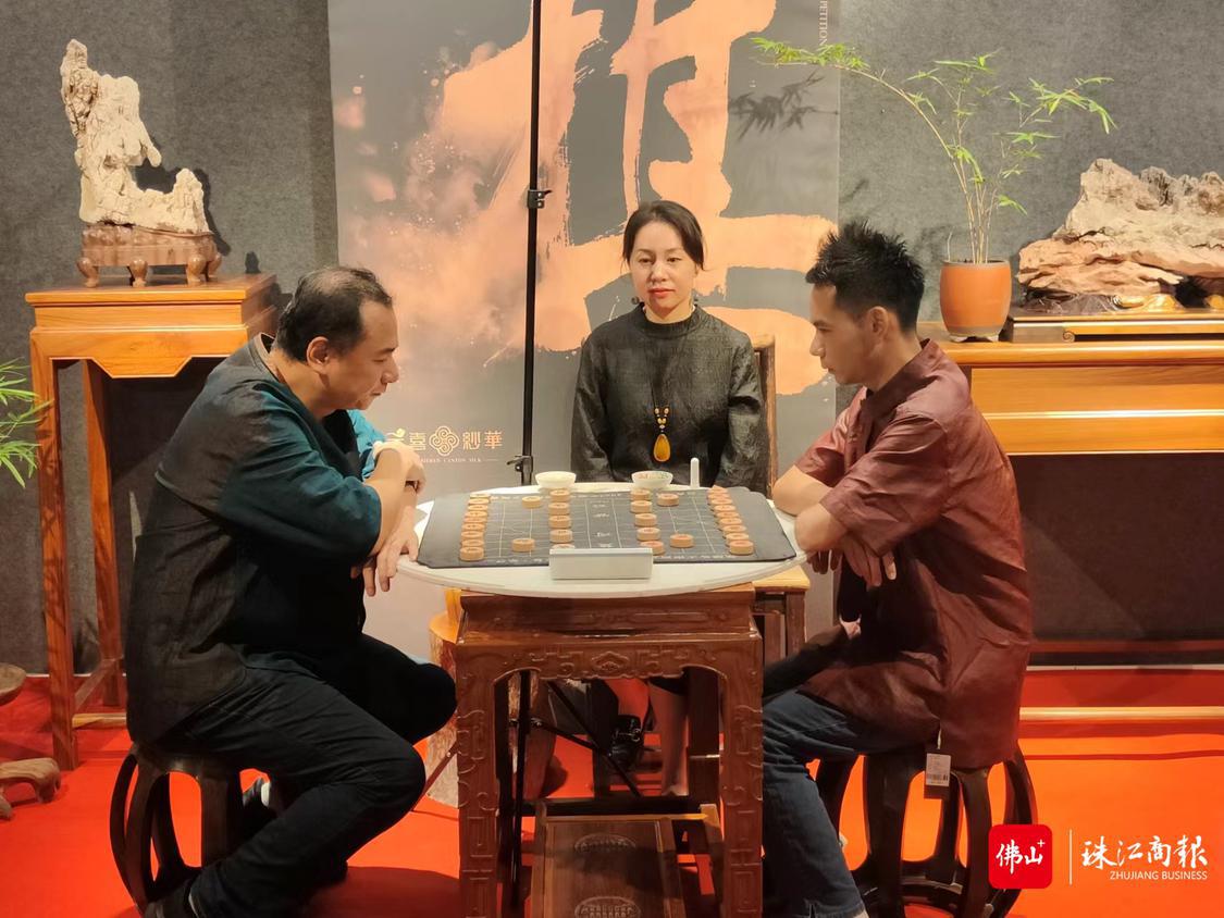 两位棋手正在专心对弈.jpg