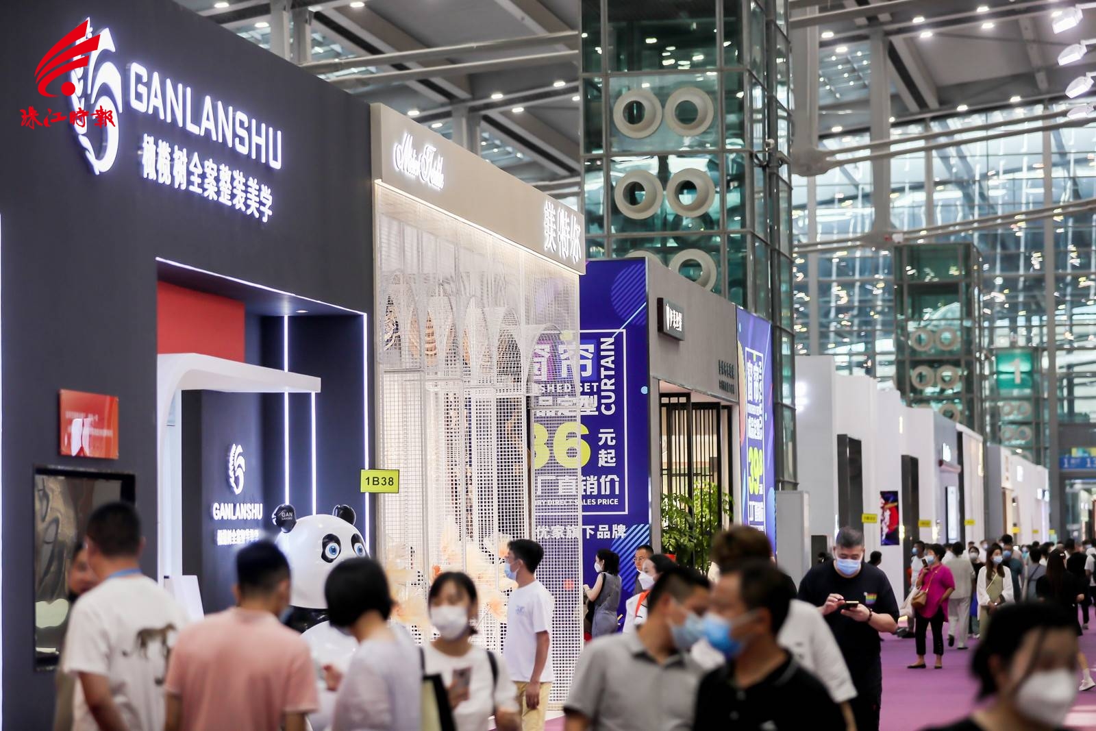 展会吸引了大量观众前来观展.jpeg