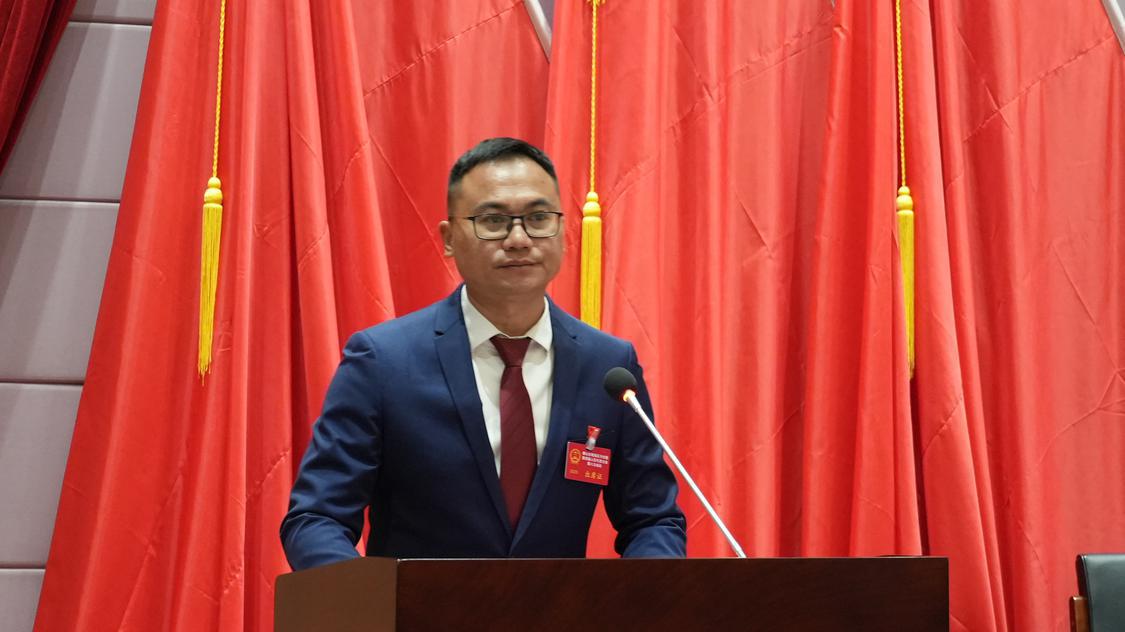 丹灶镇党委副书记、镇长钟强代表丹灶镇政府向大会作工作报告.jpg