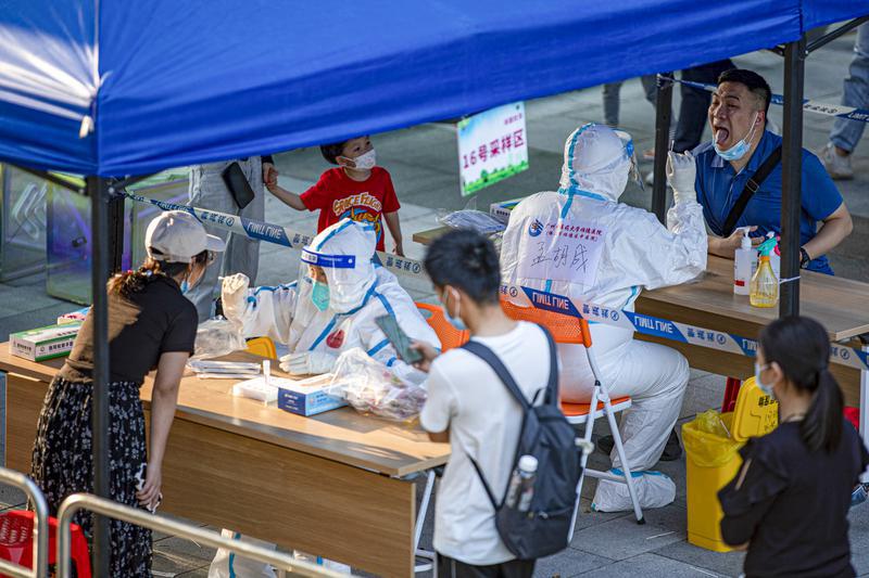万科金融检测点市民有序排队进行核酸检测。/佛山日报记者符诗贺摄