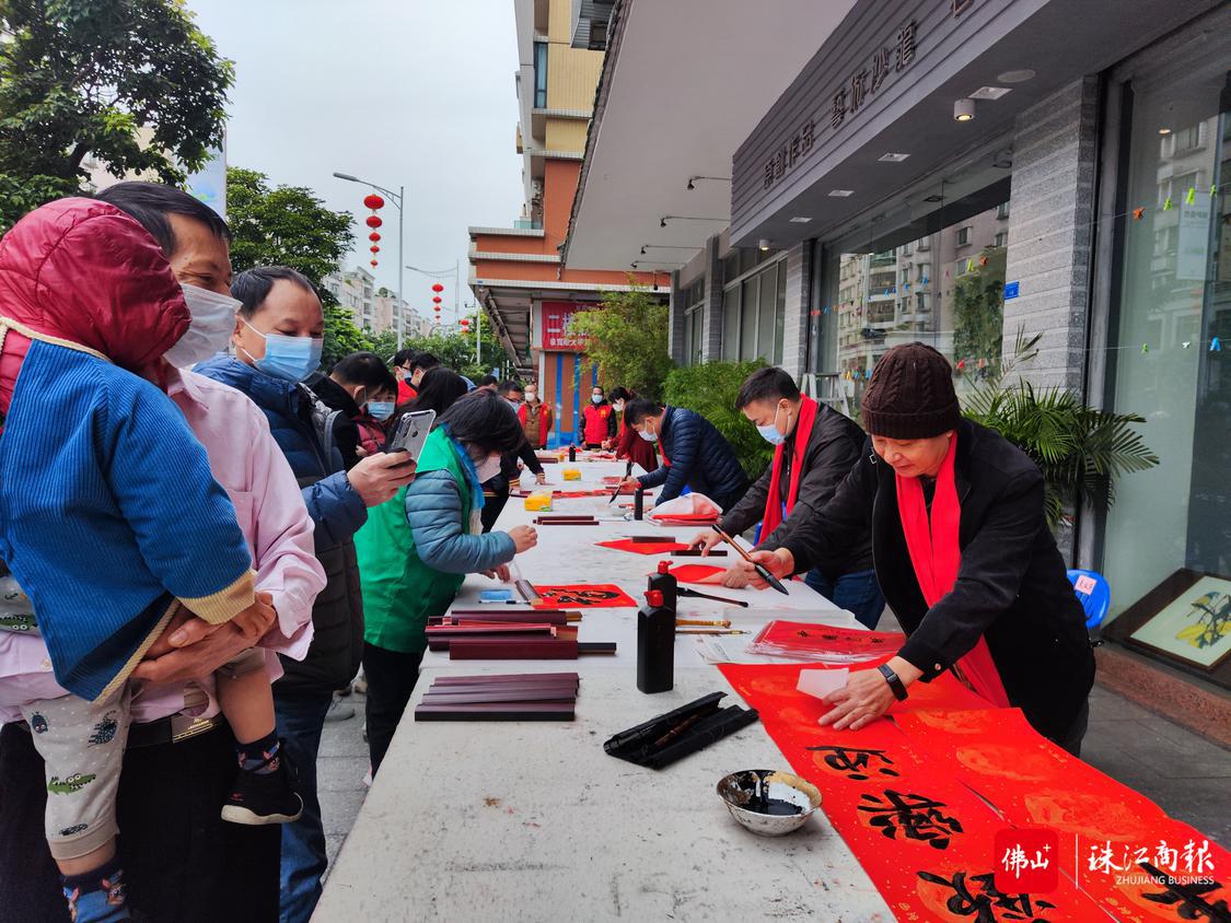 书法名家现场挥毫吸引了市民围观。.jpg