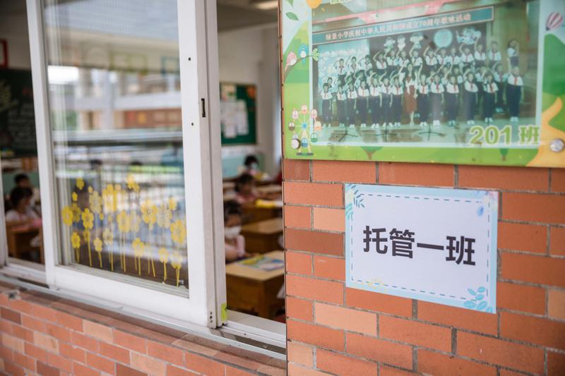 2021年7月26日，禅城区绿景小学，暑期托管班内，老师正在给孩子们进行安全教育。/佛山日报记者王伟楠摄