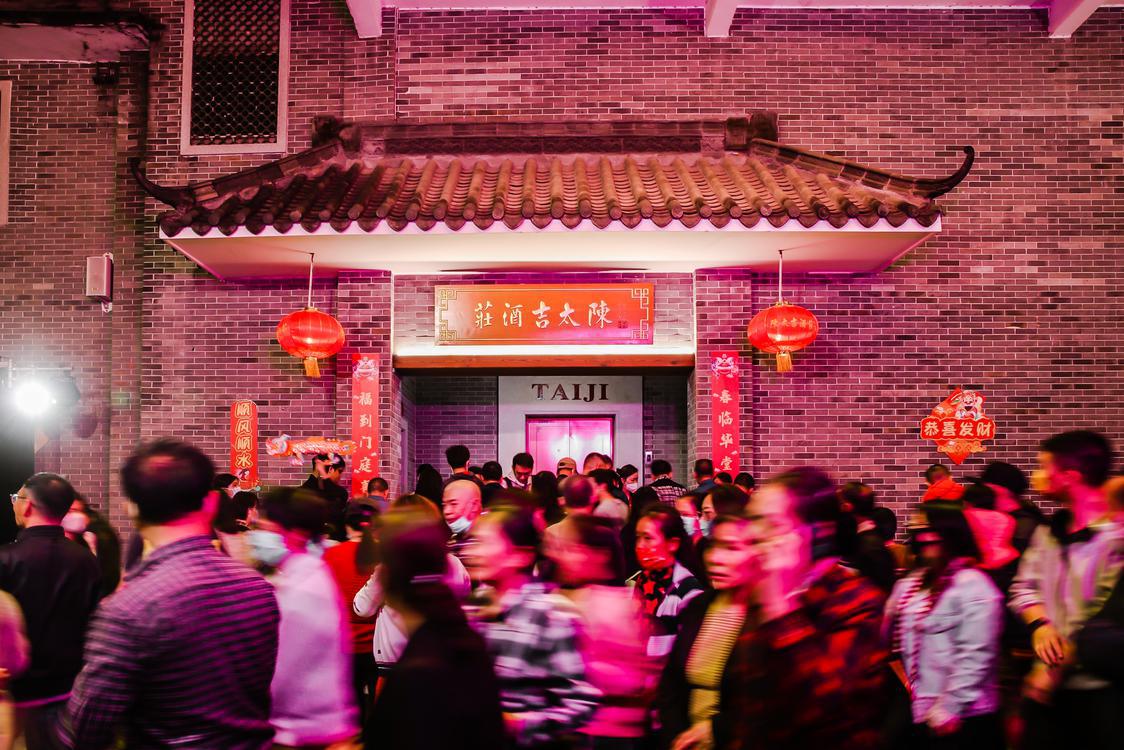 众多市民前来感受游朱紫大红大紫.jpg