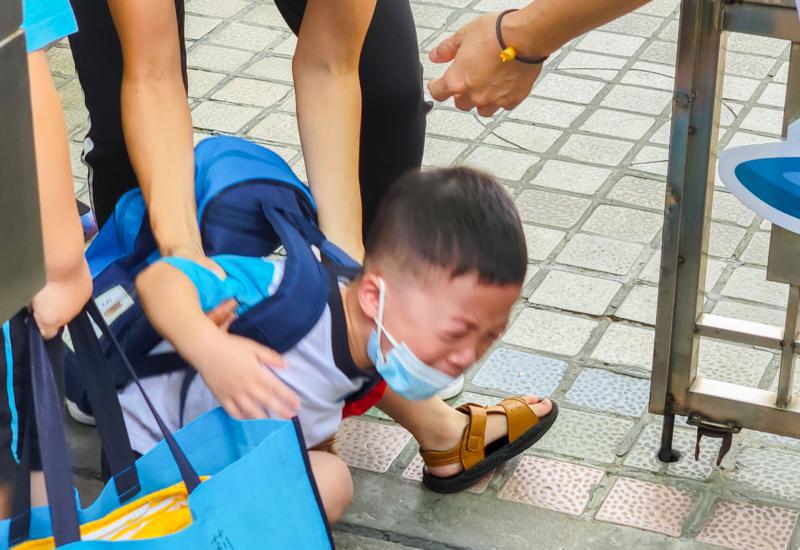 9月1日,一名第一天上幼儿园小班学生哭着不愿离开爸妈。/佛山日报记者周春摄