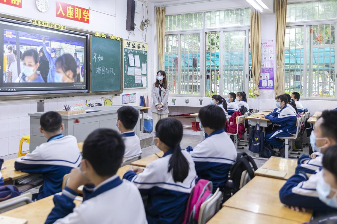 4月118日,汾江中学复学,结束了5天的居家线上学习,回到熟悉的校园,各班班主任开主题班会,师生一起观看抗疫视频。佛山日报记者符诗贺摄.jpg