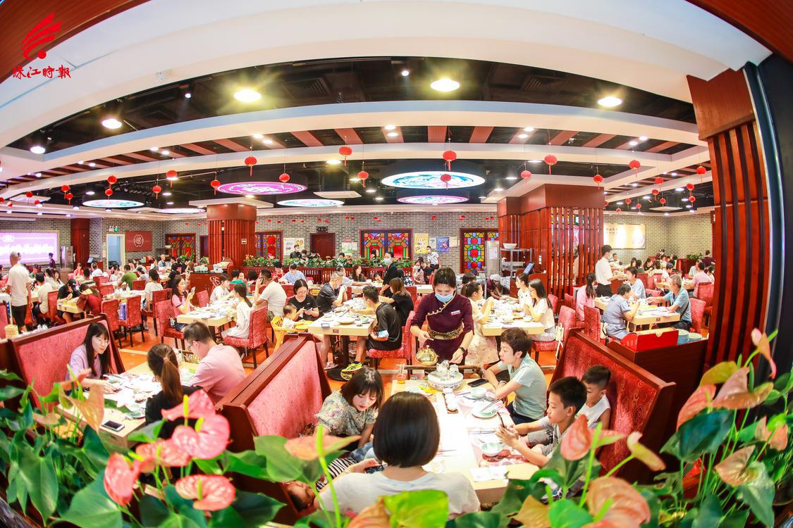 千灯湖环宇城商场内茶楼人气“火爆”，店内座无虚席，店外等候的市民更是“人山人海”。珠江时报全媒体记者方智恒摄 (2).jpg