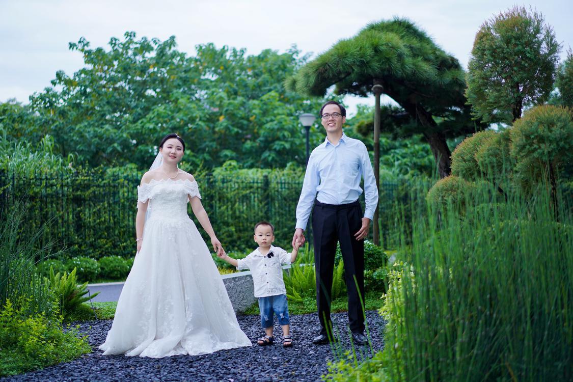 新人在园区内拍摄婚纱照.jpeg