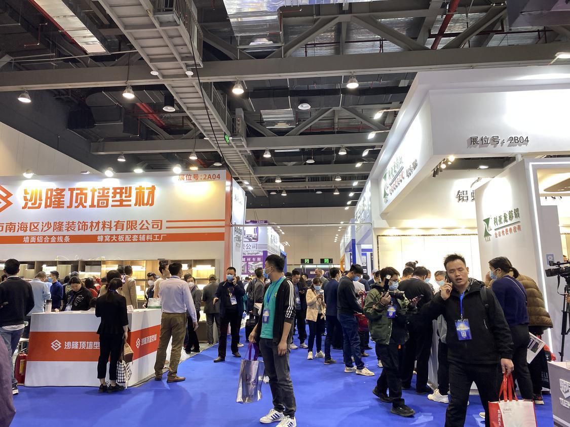 第二届中国(佛山)顶墙·整家定制供应链大会暨配套产业博览会现场人头攒动。佛山日报记者李嘉雯摄.jpg