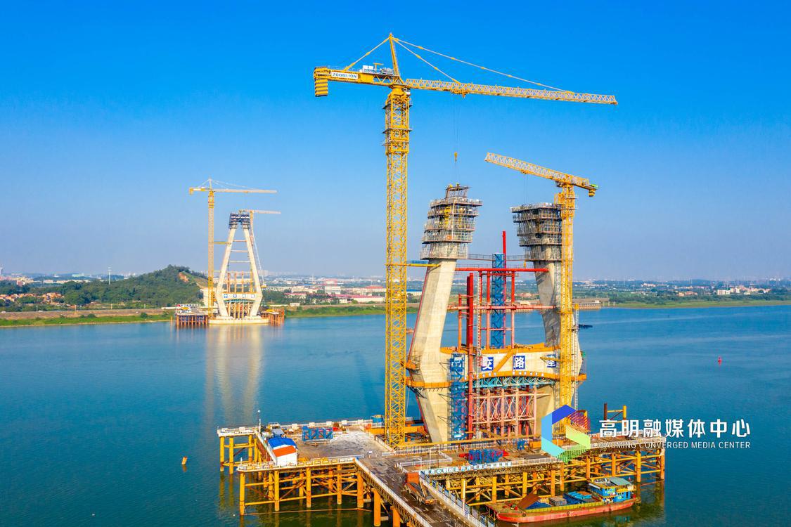2021年10月,富龙西江特大桥工程已经完成超过50%的工程量。.jpg