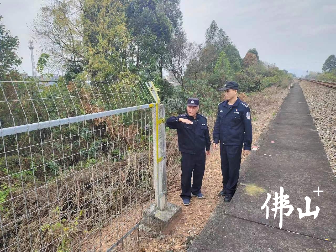佛山铁路公安处三水站派出所认真开展线路治安防控工作。.jpg