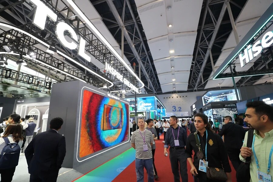 第135届广交会上TCL展区吸引众多海内外客商驻足。