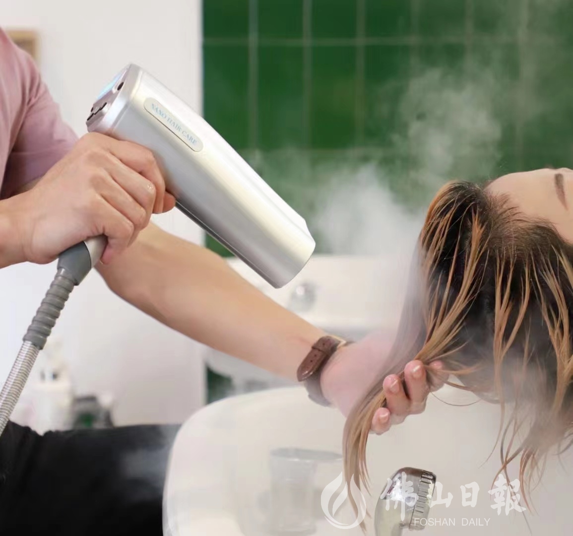 邱俊豪为顾客清洗头发。(受访者供图)(4759785)-20230417174714.jpg