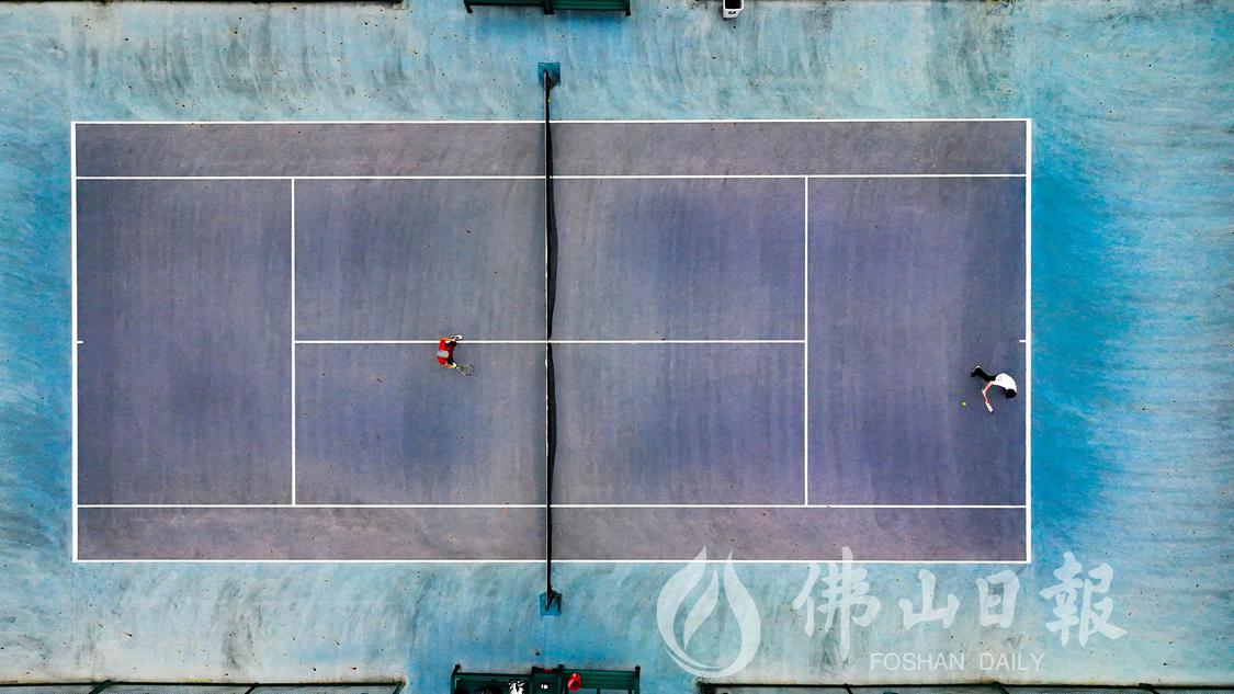 网球场上,两名网球爱好者正在展开切磋。(4831328)-20230424180034.jpg