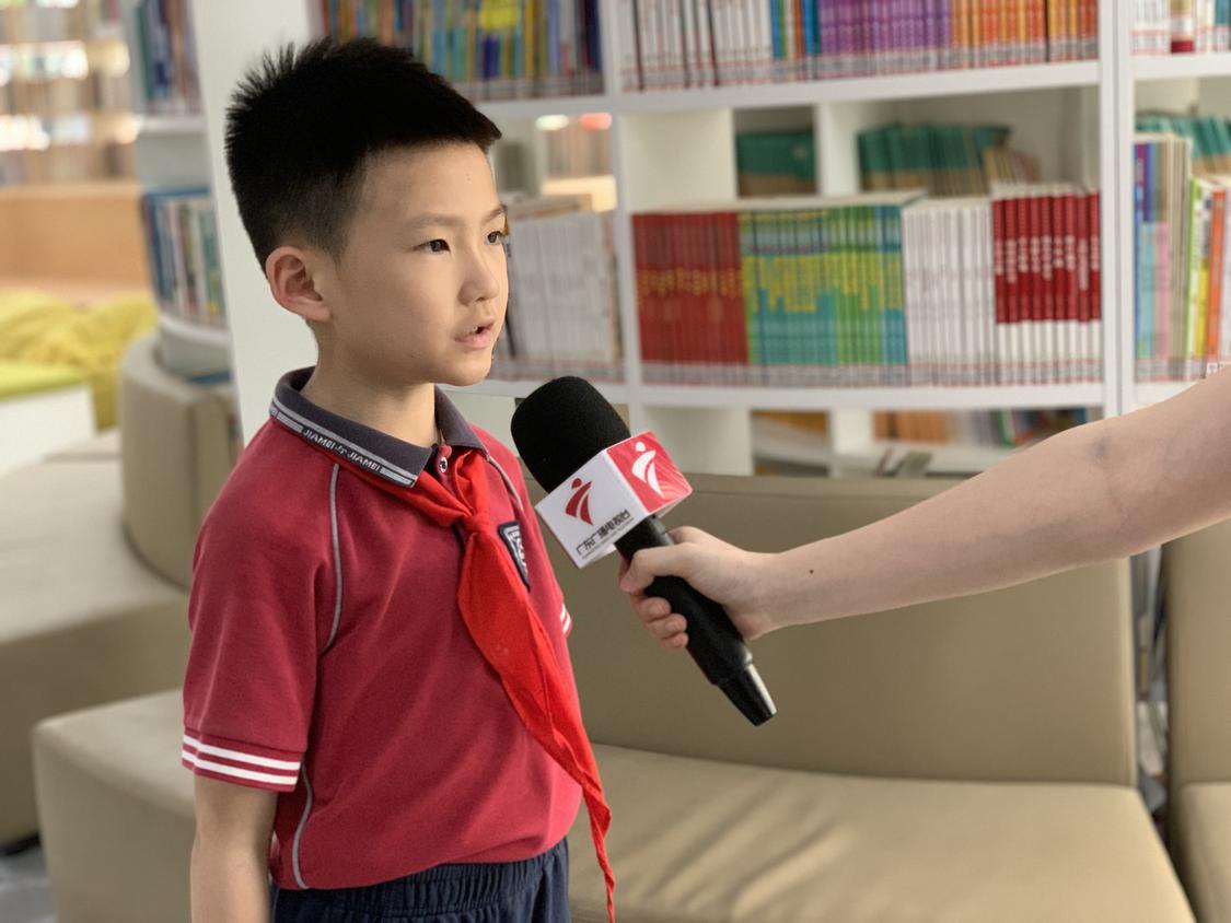 学校红色文化小小宣讲员接受媒体采访。.jpg