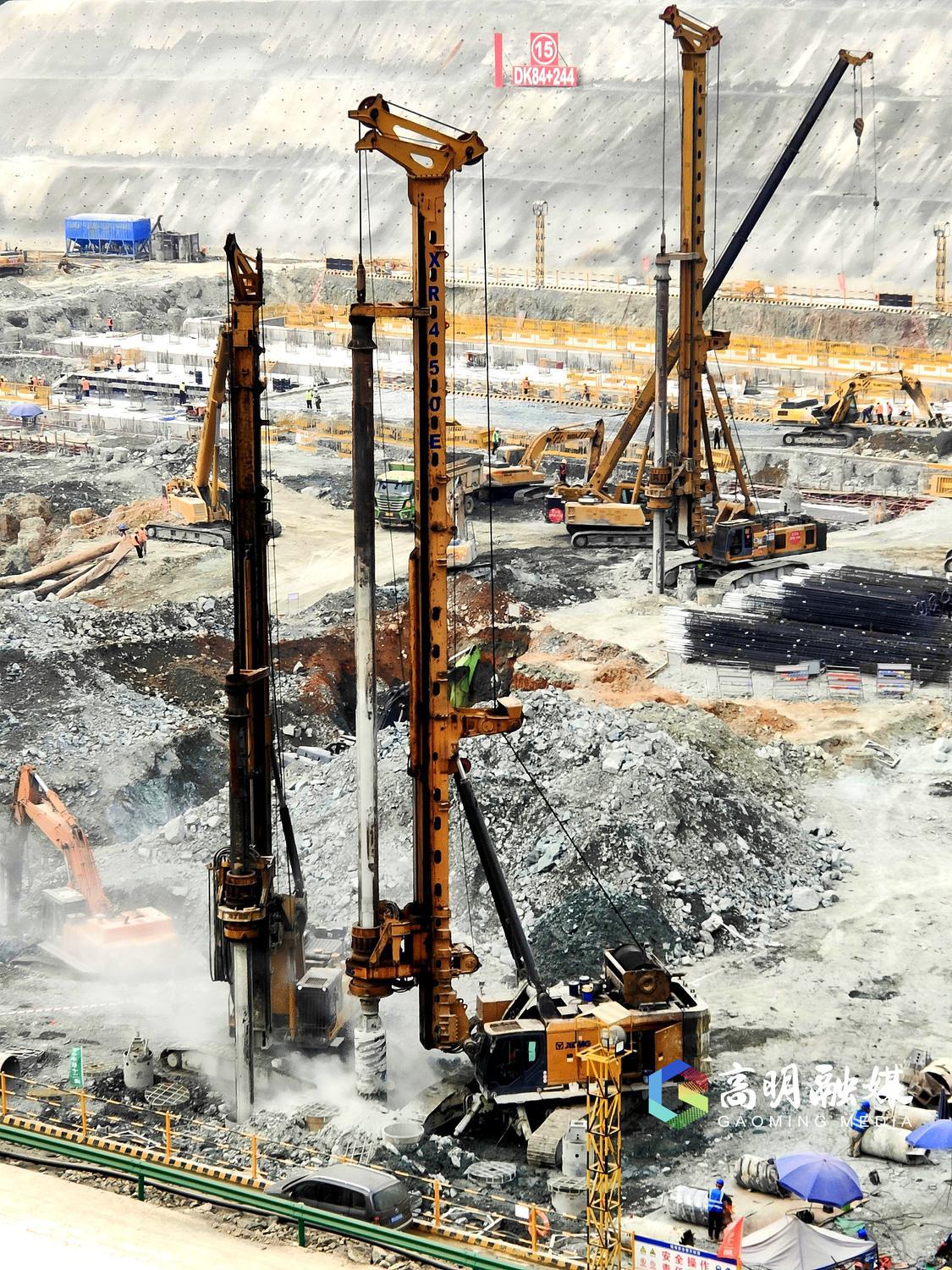 广湛高铁地下站房正在全面进行灌注桩施工。杨广志摄.jpg