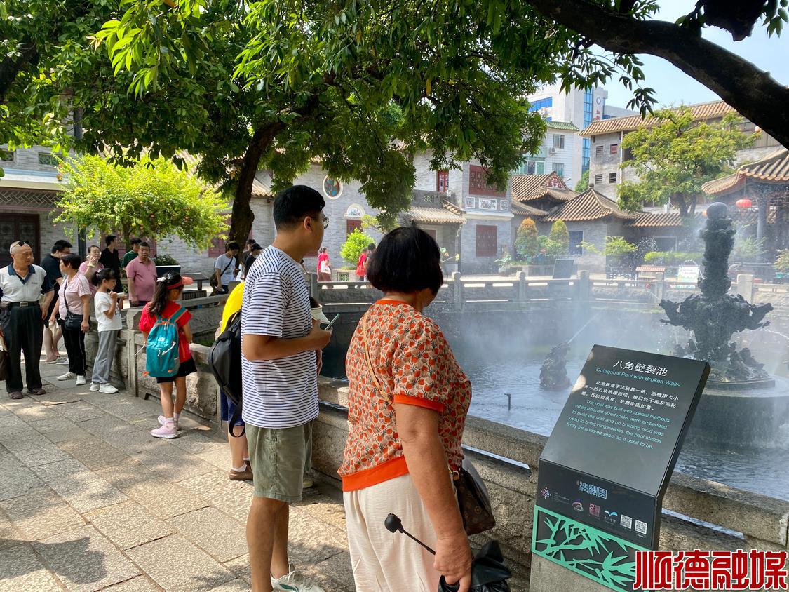 市民游客在清晖园游览.jpg