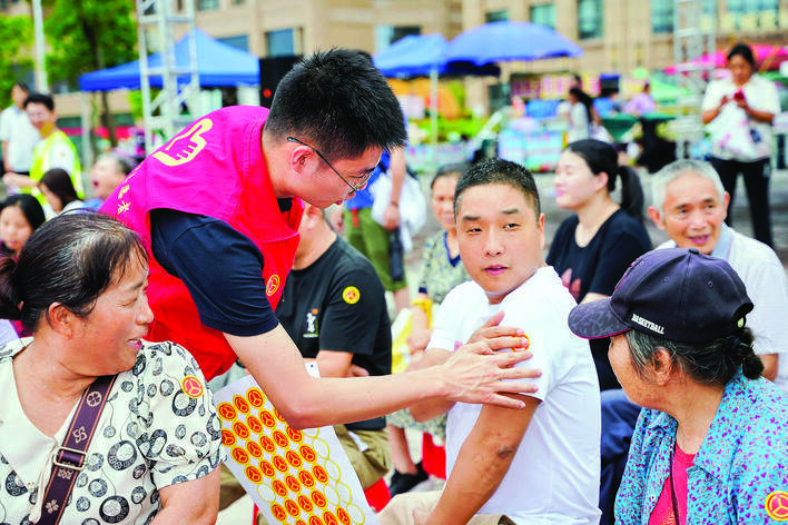 市民参加公路安全知识宣传活动。惠州日报记者陈春惠 通讯员刘小文 摄 市民参加公路安全知识宣传活动。惠州日报记者陈春惠 通讯员刘小文 摄