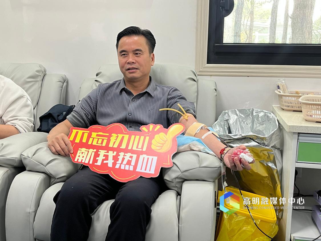 在荷城广场献血屋里,“高明好人联盟”会长李明中正在进行无偿献血。高明融媒记者陈嘉懿摄.jpg