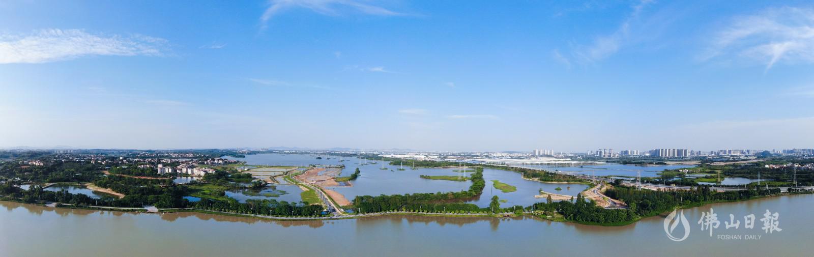 4月12日,天气晴朗,从空中拍摄三水云东海国家湿地公园,湖水倒映着天空的湛蓝。/佛山日报记者洪海 摄