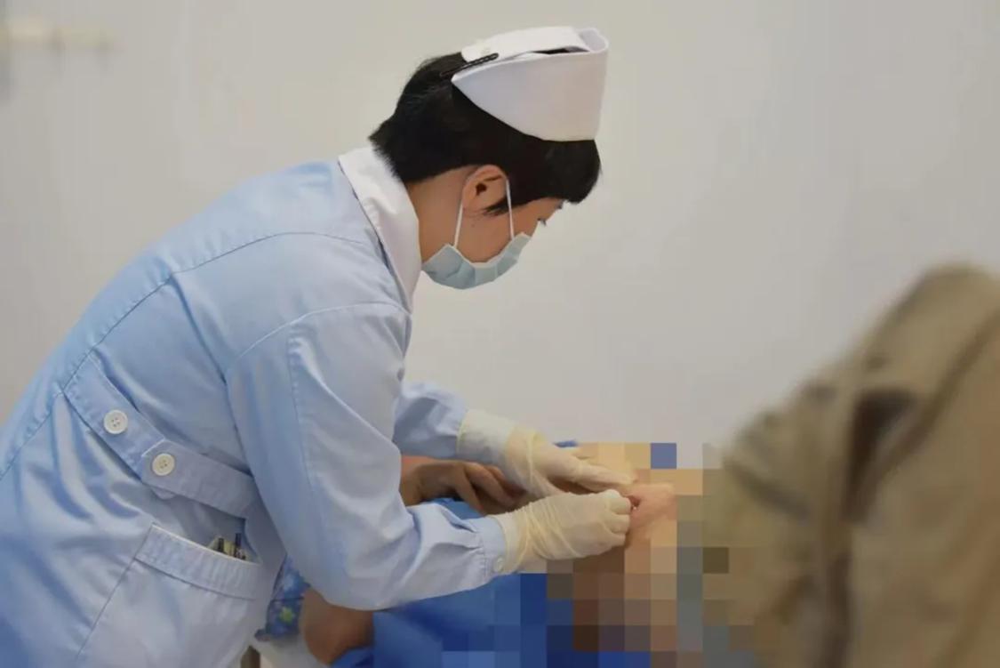 高明区人民医院重症医学科护理人员麦诗正在为病人进行换药。医院供图.png