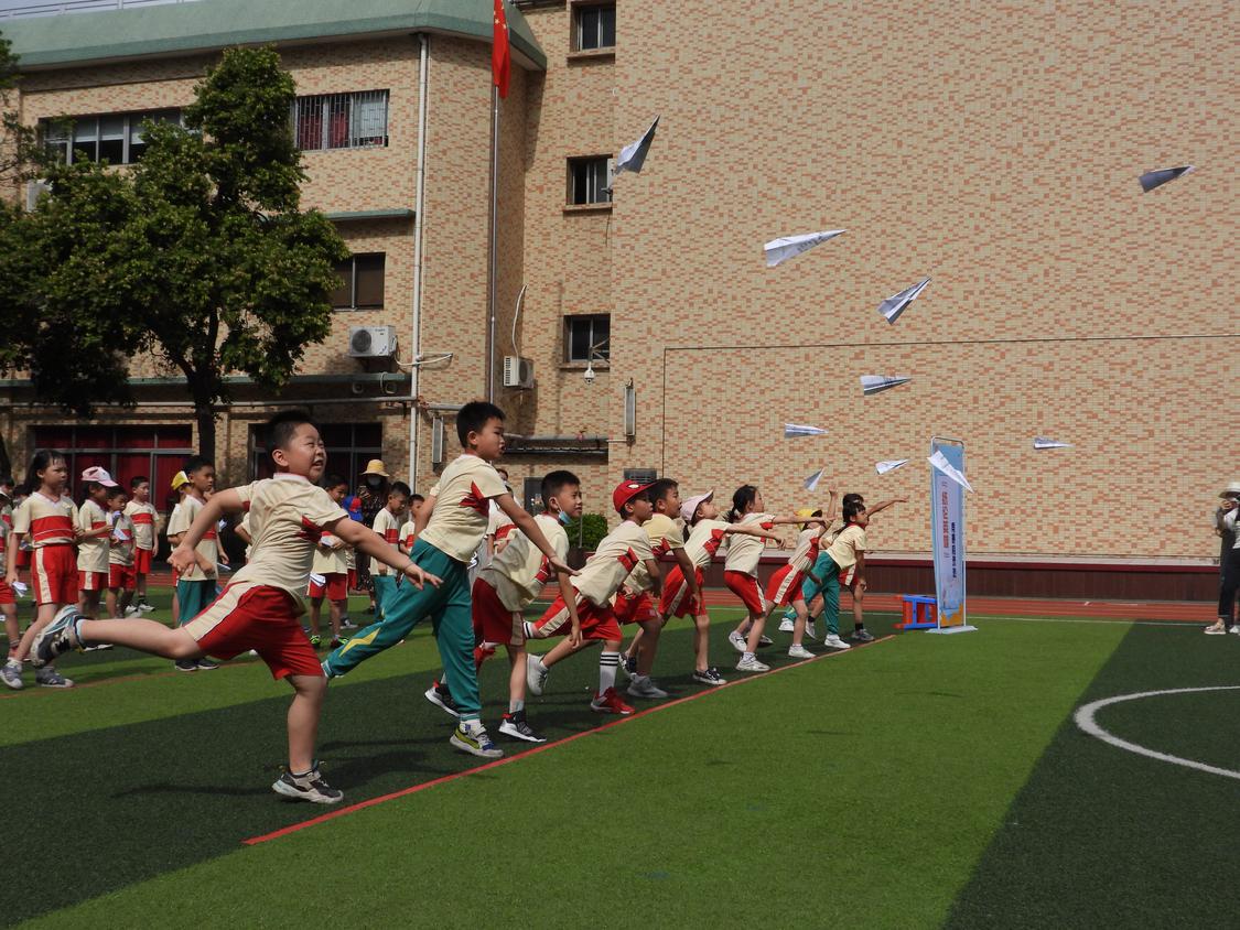 三年级-纸飞机远投.jpg 三年级-纸飞机远投.jpg