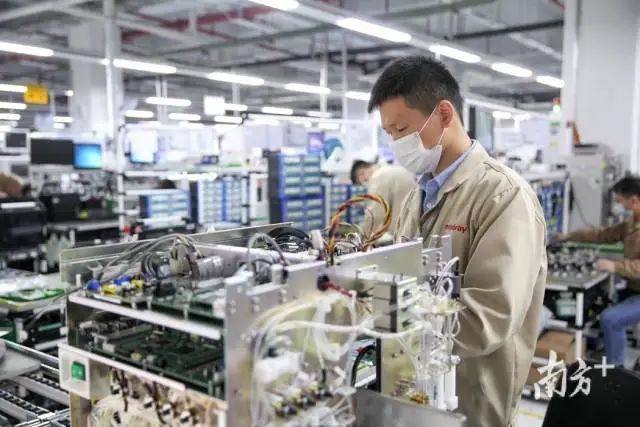 制造业加速恢复,图为迈瑞医疗生产线。 图片