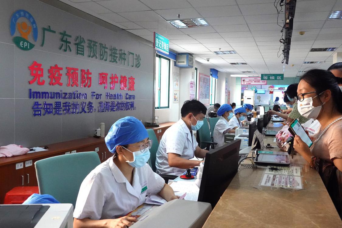 在区人民医院妇幼院区预防接种门诊登记区,医护人员正在进行疫苗登记。资料图片.jpg