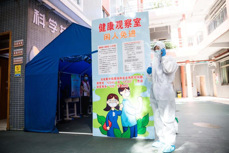 伦教小学演练现场,在场发现一名“发热”学生,相关老师将其带到观察室,并做下一步处理。/佛山日报记者王伟楠摄