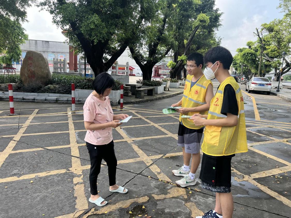 佛山市水义工志愿服务大沥大队和广东东软学院计算机学院学生会联合开展世界环境日护河节水志愿活动,向市民宣传保护水环境知识。(受访者供图).png